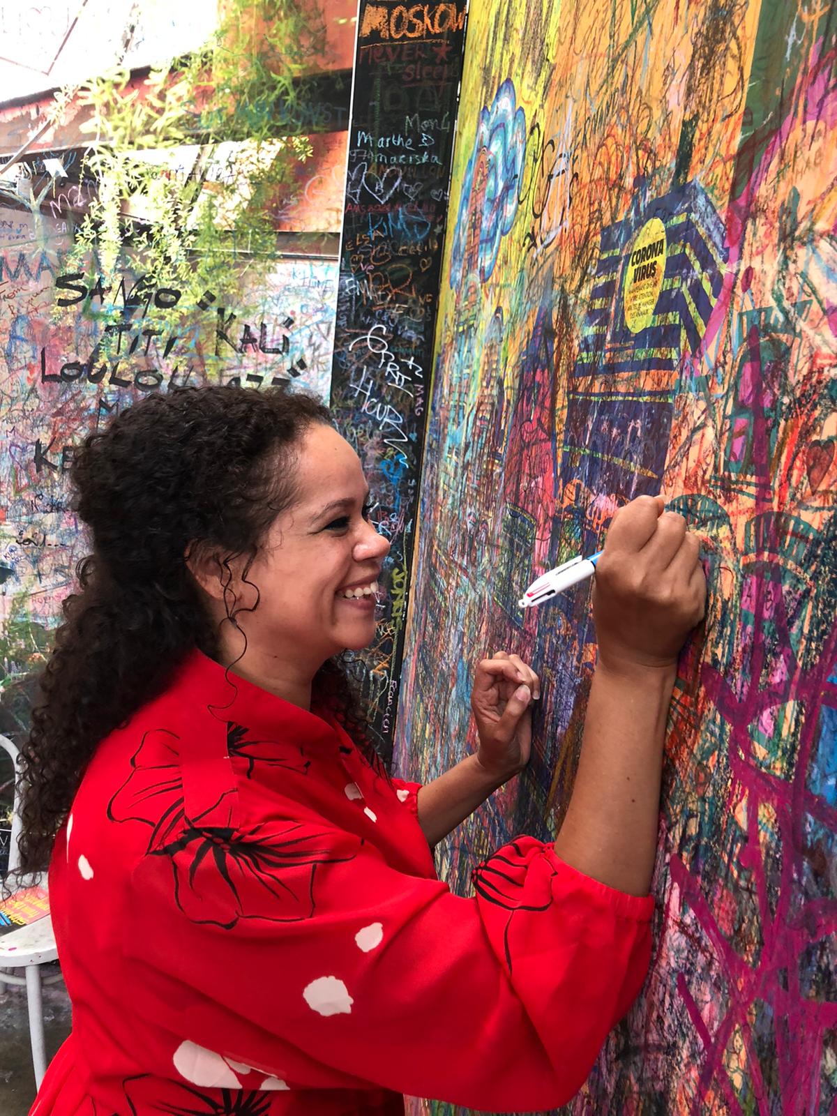 Prachtige vrouw tekent op graffiti muur, Gladys Vianen
