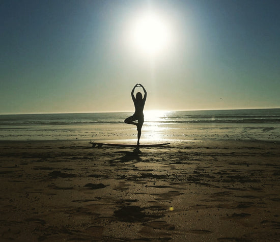 Yogapose op het strand, Boomhouding, vrkshasana, yoga, zonsondergang