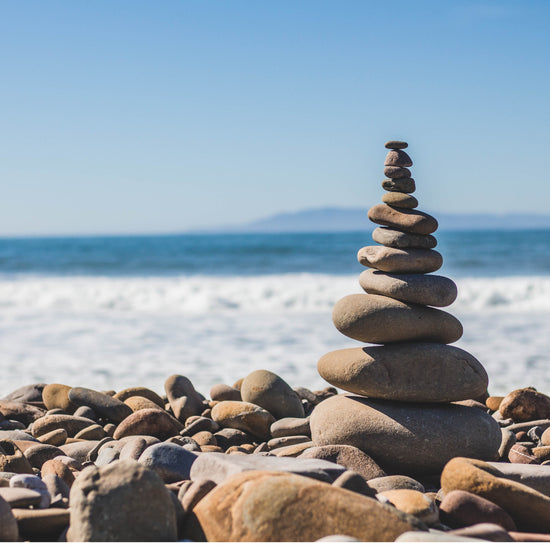 Sereen beeld van stapel stenen met een rustige zee of oceaan op de achtergrond