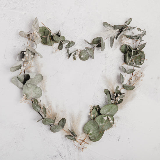 Hart gevormd met Eucalyptusbladeren en Takken om liefde en aandacht uit te beelden
